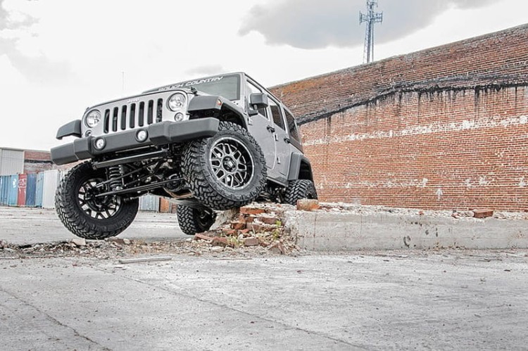 jeep-lift-kit_681s-installed-brick-crawl_16445.jpg